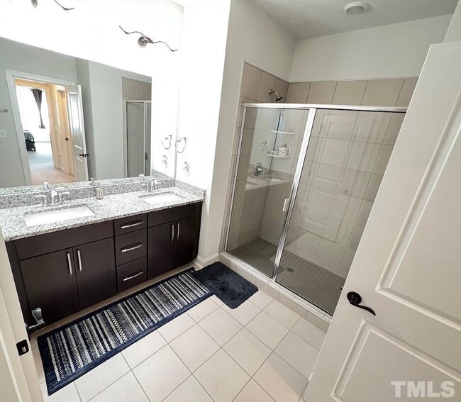 Building Photo - End Unit Luxary Townhome for Rent Apex