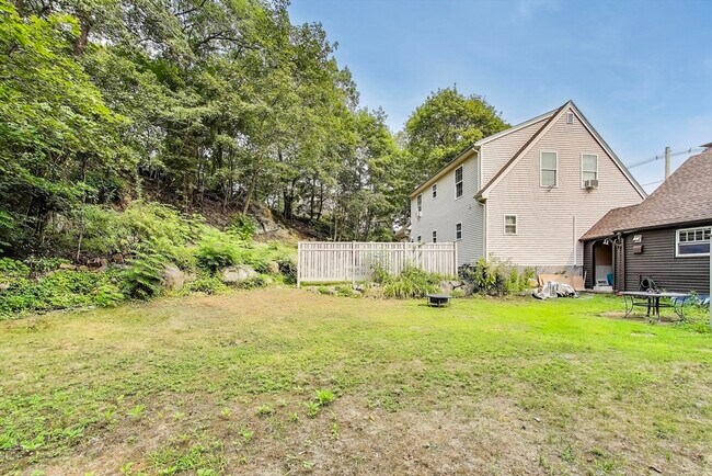 Building Photo - 40 Dunster Ln