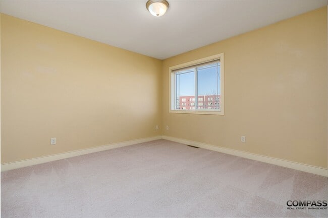 Building Photo - SPACIOUS TOWNHOME CONVENIENTLY LOCATED WITH IN-UNIT LAUNDRY