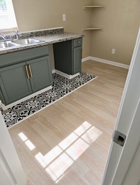 Building Photo - 4220 10th Ave