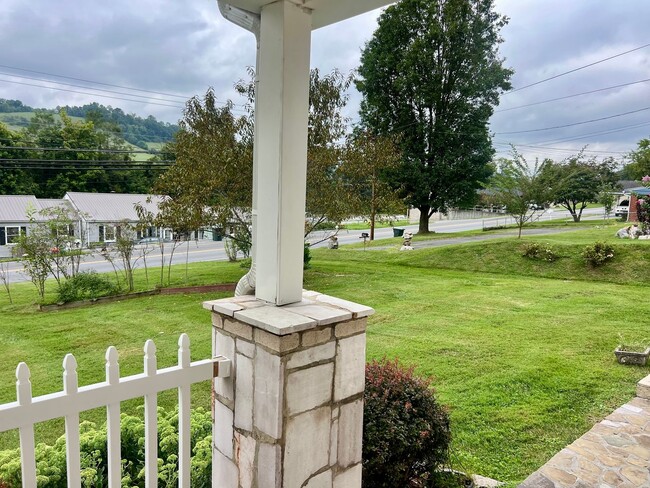 Building Photo - One Level Home! 3or 4 bedroom 1 bath with extra-large den, garage and extra storage on almost an ...