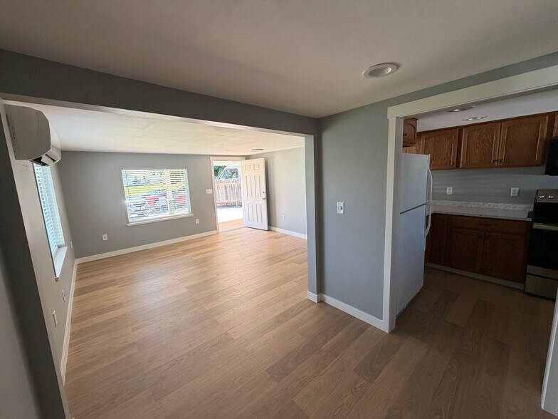Building Photo - 809 Stanton Ave