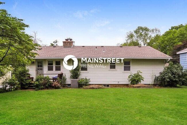 Building Photo - 3 Bedroom Pet-Friendly Home in Kansas City, MO with Main Street Renewal