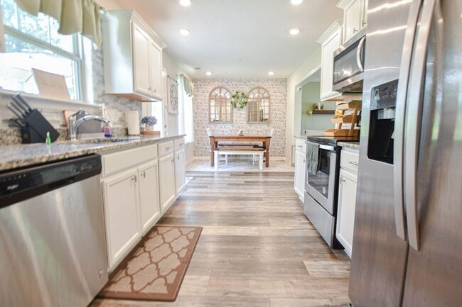 Building Photo - Pet Friendly Three Bedroom in Pleasant View!