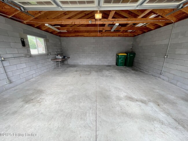 Building Photo - 4611 Beaver Rd