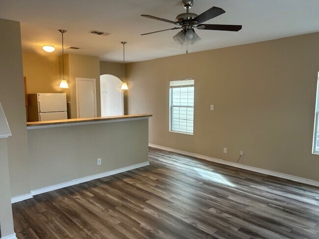 Building Photo - 7811 Kingsbury Wood