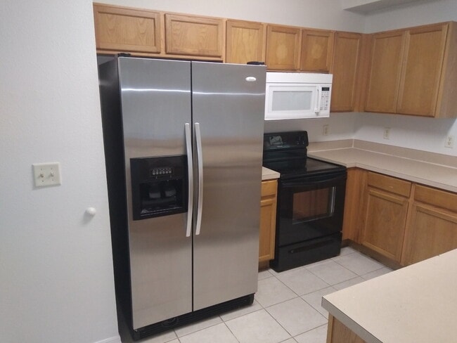 Building Photo - Spacious 2 Bedroom, 2 1/2 Bath Townhome in...