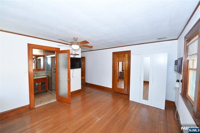 Building Photo - 328 Demott Ave