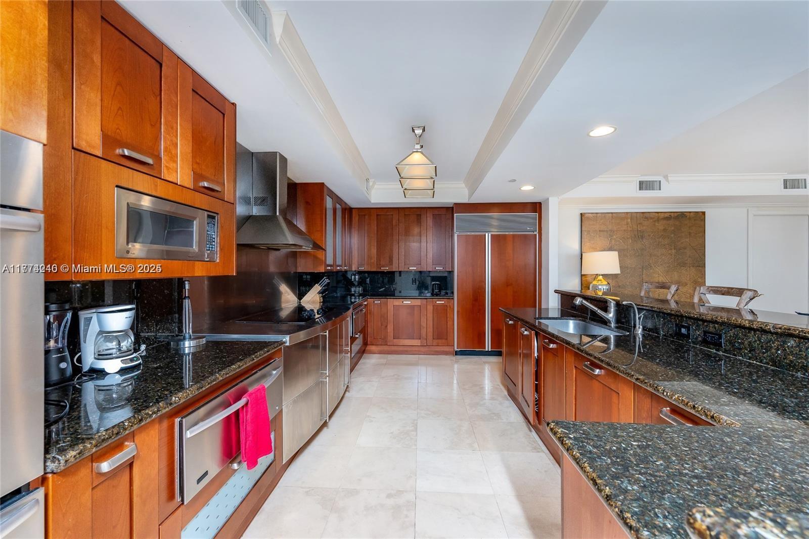 Building Photo - 20201 E Country Club Dr