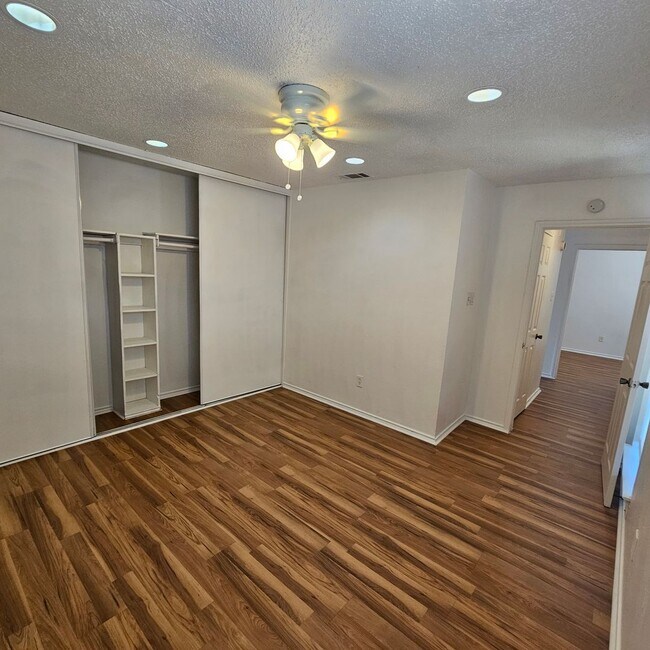 Building Photo - 1400 Darr St