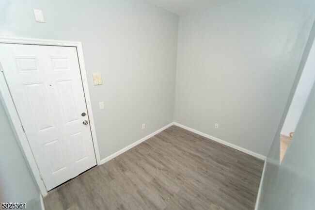 Building Photo - 331 Straight St