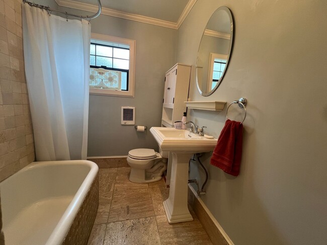 Building Photo - New Pricing! Charming Studio in Highly Des...