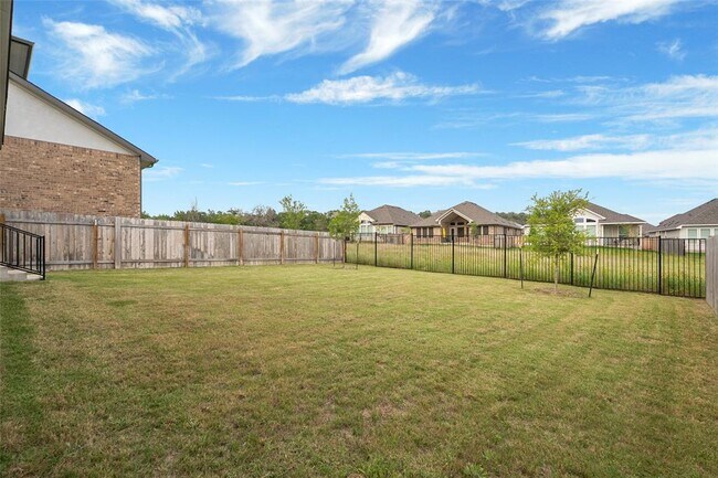 Building Photo - 912 Leaning Oak Ln