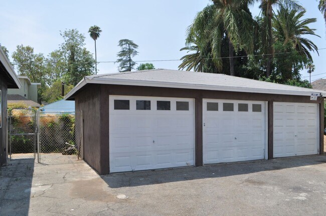 Building Photo - Locust St.