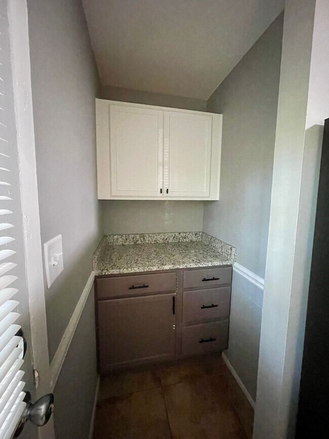 Building Photo - Beautifully remodeled home in Riverdale wi...
