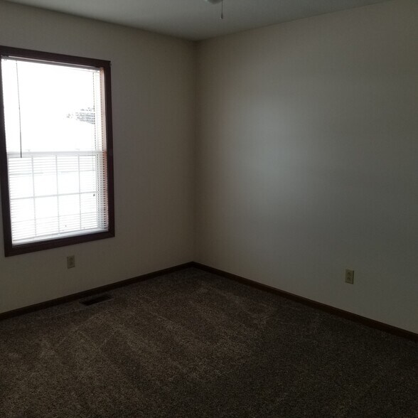 Building Photo - 1112 Oakview Dr
