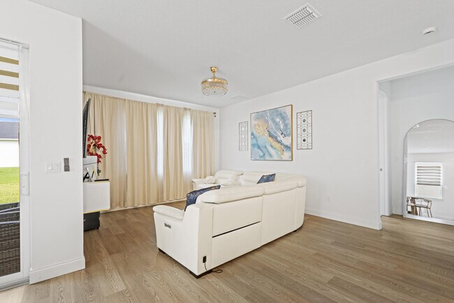 Building Photo - 8906 Dahlia Cir