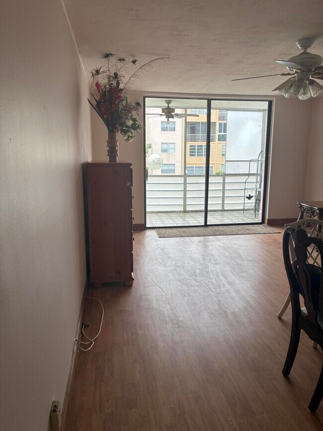 Building Photo - 2821 Somerset Dr