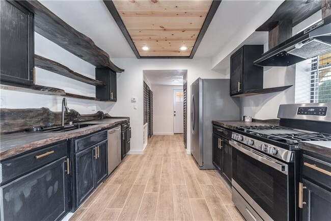 Building Photo - 15316-15312 W Will Rogers Dr