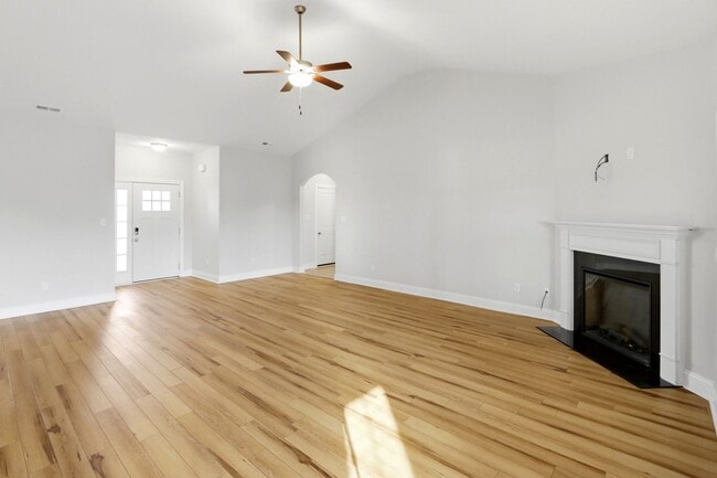 Building Photo - Spacious Living in Stateside – Comfort, Style & Convenience!