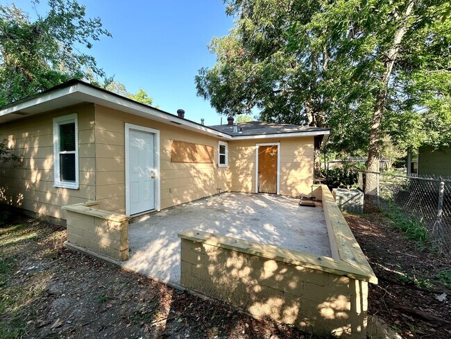 Building Photo - 2428 Orpine Ave