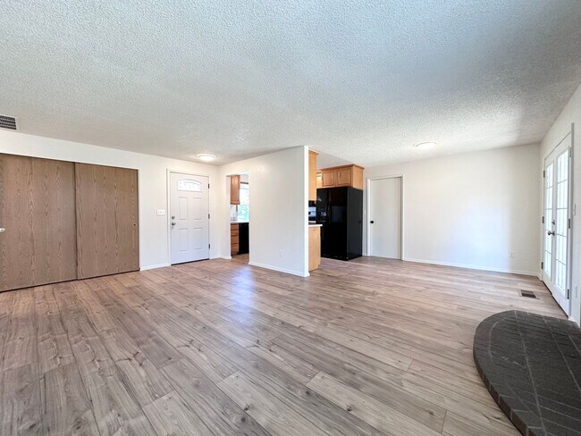 Building Photo - Newly Renovated Single-Family Home in Gresham! 3 Bed/1 Bath w/ Double Car Garage!