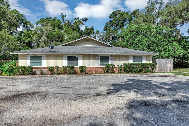 Building Photo - Spacious 3BR/2BA Ocala Home with Modern Finishes,Fireplace Floor-to-Ceiling Sliding Glass Doors &...