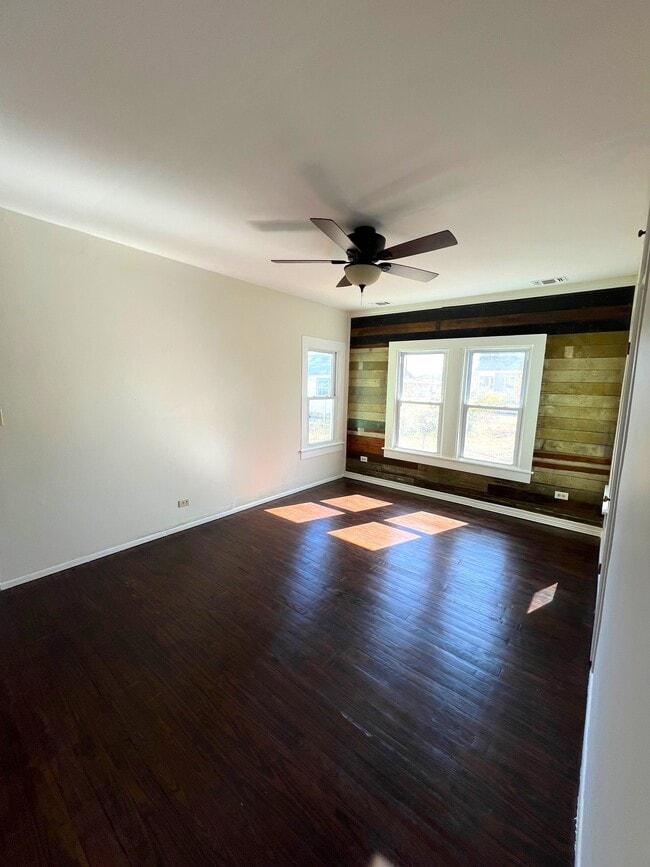 Building Photo - 914 Back St