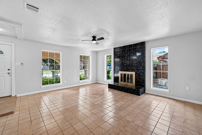 Building Photo - 1119 Pinecroft Dr
