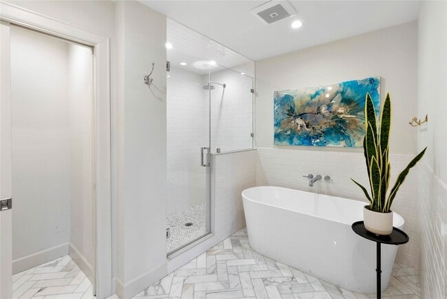 Building Photo - 3139 Bissonnet St