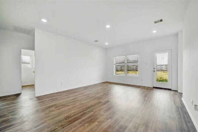Building Photo - 2921 Eden Lk Ln