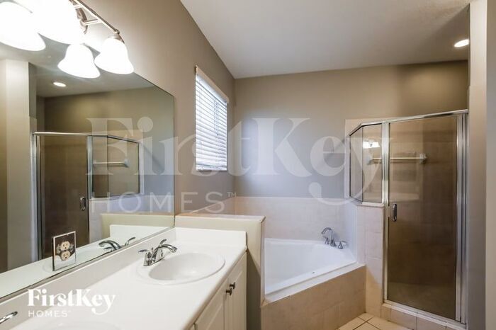 Building Photo - 300 NE 36th Avenue Rd