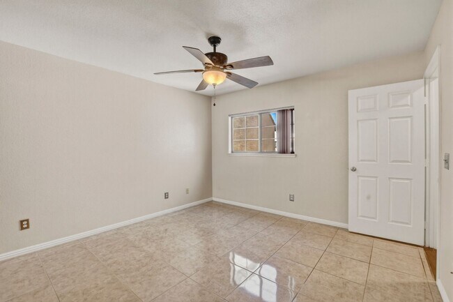 Building Photo - Upgraded 2 bedroom 2 bath upstairs condo 1 WEEK FREE RENT