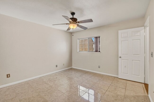 Building Photo - Upgraded 2 bedroom 2 bath upstairs condo