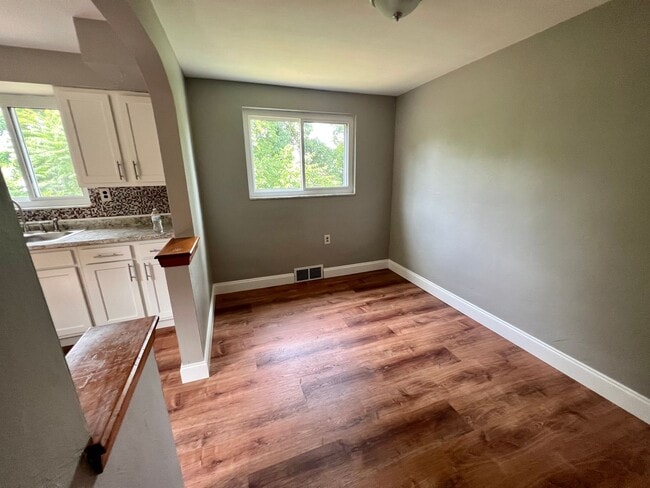 Building Photo - Stunning Home - 2 Bedroom 1 Bathroom - Pit...