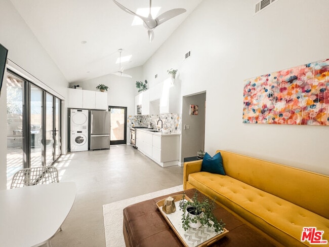 Building Photo - 3836 1/2 Seneca Ave