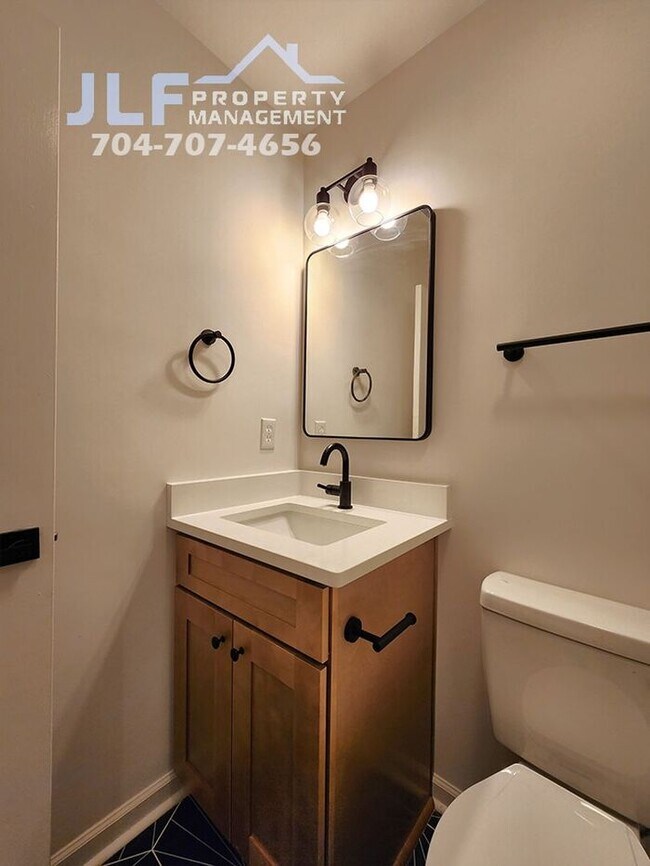 Building Photo - Freshly Updated 2/2 Duplex with Modern Fix...