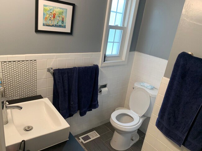 Building Photo - Large House in Cherry Hill East