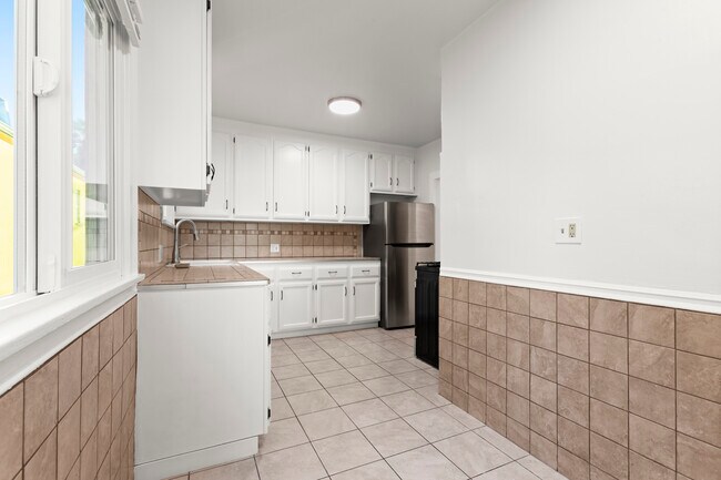 Building Photo - 518 N Genesee Ave