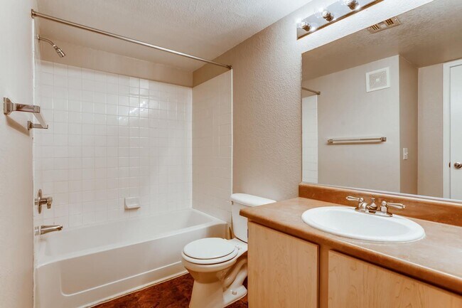 Building Photo - 2nd Floor Condo In Move-in Condition / Gated Southwest Community