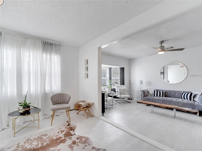 Building Photo - 4754 Lake Shore Dr