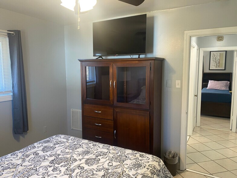 Building Photo - 810 Clarendon St