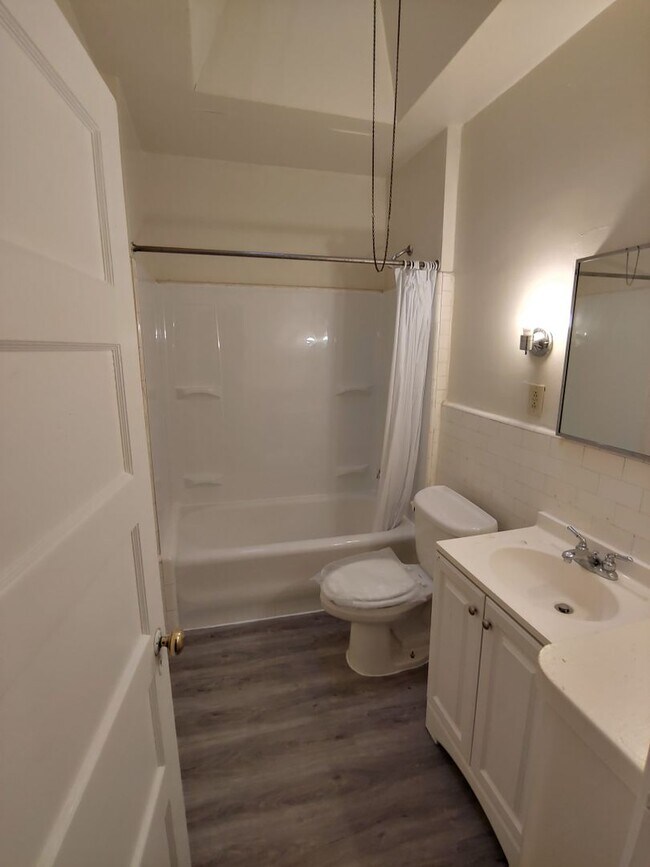 Building Photo - 5903 N Mascher St