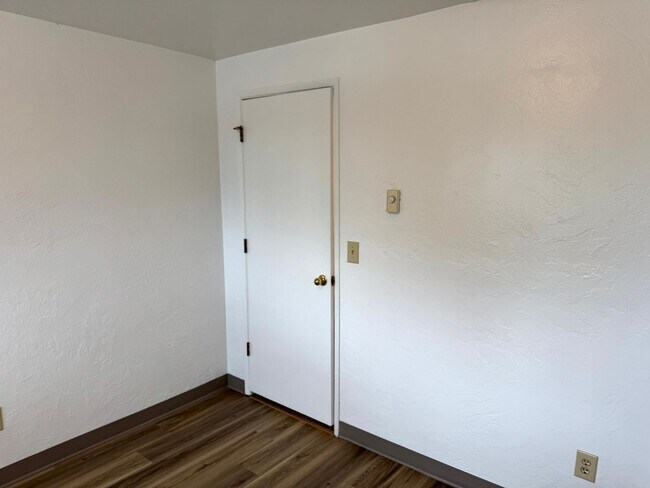 Building Photo - 2 Bedroom Duplex in Southwest Eugene