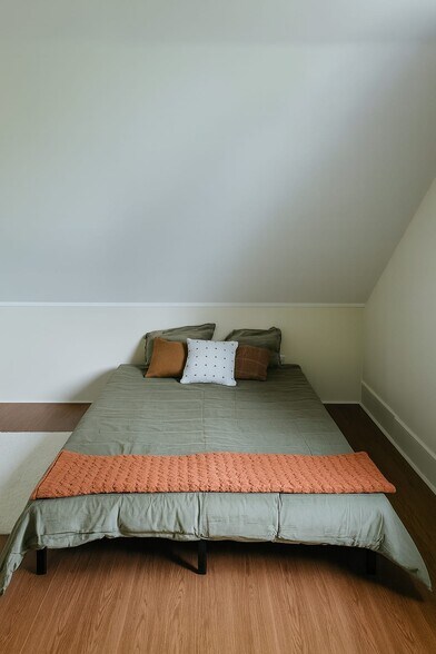 Queen sized bed and desk/chair included - 99 Custer St