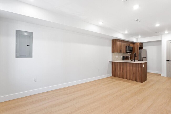 Building Photo - 118 E Huntingdon St