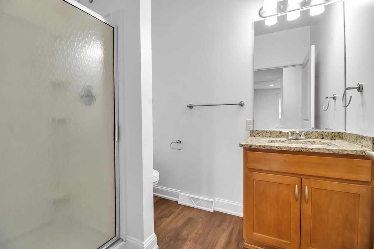 Building Photo - 5849 Broadway, 8