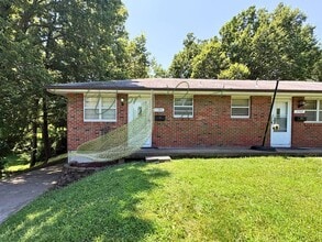 Building Photo - Charming 1 Bed, 1 Bath Triplex with Private Garage in Sugar Creek!