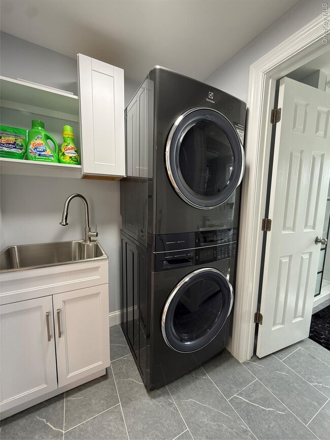 Building Photo - 165 Lynbrook Dr