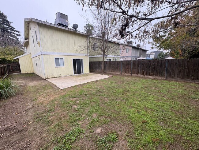 Building Photo - 2 story house in NW Visalia Available Now